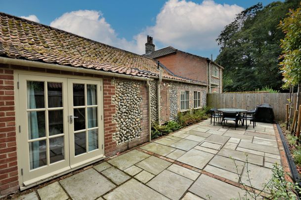 Holt - Photo 1