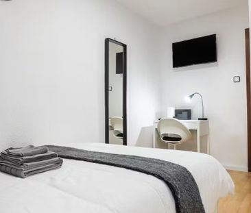 Carrer Sants Just i Pastor, Valencia, Valencian Community 46022 - Photo 4