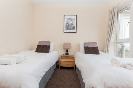 6-14 High Street, RH10 1BN - Photo 4