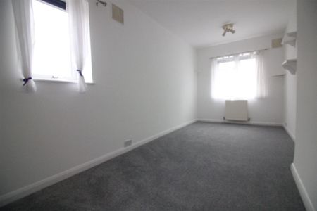 Goshawk Gardens, Hayes - Photo 3