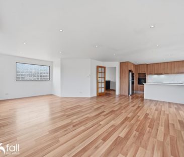 Conveniant Modern Living in Warrane - Photo 3