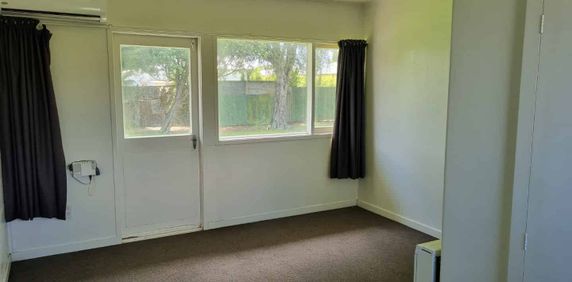 Sunny, cozy unit, ready for new tenants to call home - Photo 2