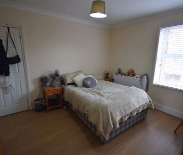 To Rent Shelbourne Road, Charminster, Bournemouth, BH8 £2,000 pcm T... - Photo 4