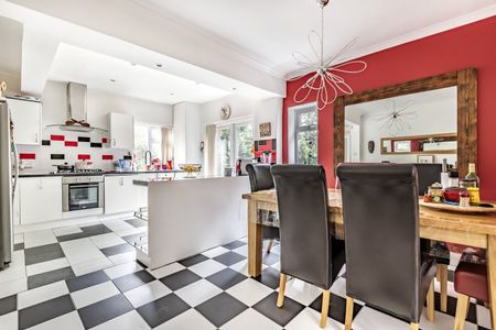 Detached House to rent - Kidbrooke Lane, London, SE9 - Photo 3