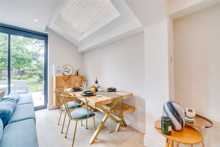 An immaculate ground floor two bedroom apartment in the heart of Bishops Park benefiting from a large garden. EPC rating C. - Photo 4