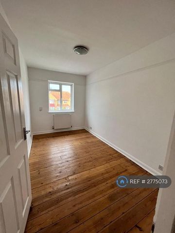 4 bedroom flat to rent - Photo 4