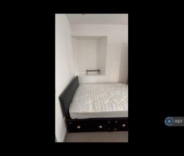 1 bedroom in a flat share to rent - Photo 2