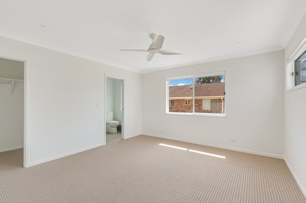 TOWN HOUSE 7 MINUTES FROM THE BEACH - Photo 1