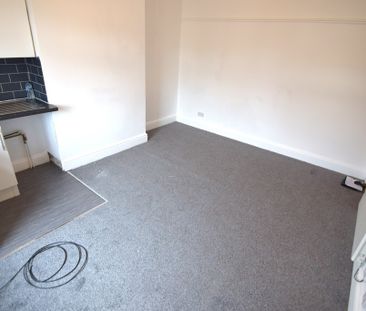 To Let Studio - Photo 3