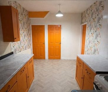 3 bedroom end of terrace house to rent - Photo 2