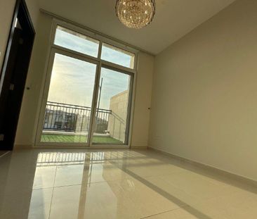 Victoria-Style 3-Bed Rental with Open Kitchen - Photo 1