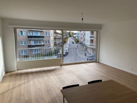 Volledig gerenoveerd appartement op de 2de verdieping met autostaanplaats, ideaal gelegen in een rustige straat in het centrum van Kraainem. - Foto 3