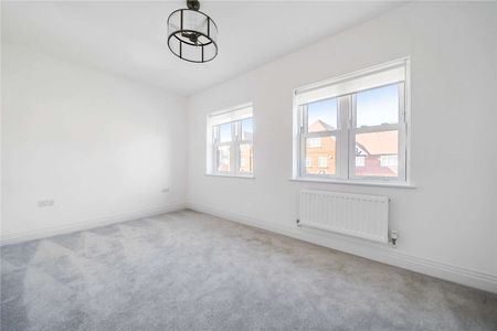 A beautifully presented three bedroom townhouse in Ascot - Photo 2