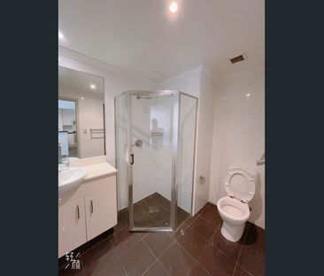 High-Level 2 Bedroom Apartment in Waterloo | Walk to Coles & East Village | Direct Buses to UNSW/USYD/UTS - Photo 5