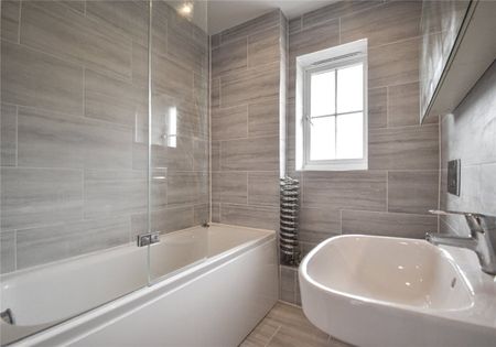 Well presented two bedroom apartment to rent with excellent access to the City centre and local amenities on Newmarket Road. GCH. Allocated Parking. Part-furnished. - Photo 3