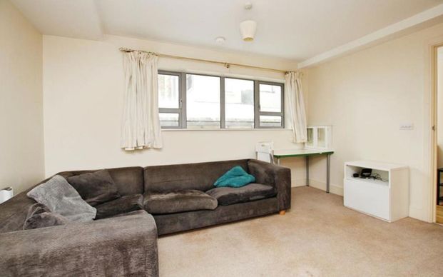 Ocean Letting and Management are pleased to offer this two bedroom apartment in a superb location for anyone looking to be within walking distance of the BRI, University, Clifton Triangle or City Centre. - Photo 1
