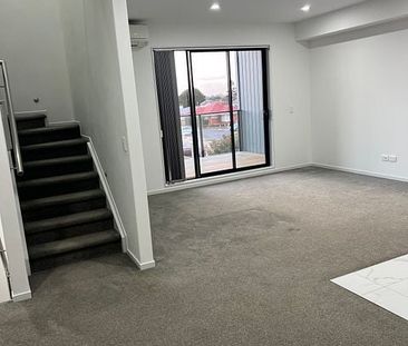 4 Bedrooms + Double Garage - Prime Location - Photo 5