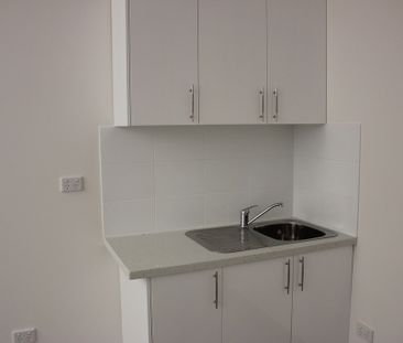STUDIO WITH SHARED KITCHEN & LAUNDRY - water and electricity includ... - Photo 2