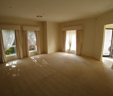 EXECUTIVE LIVING CLOSE TO SCHOOLS, SHOPPING AND TRANSPORT - Photo 1