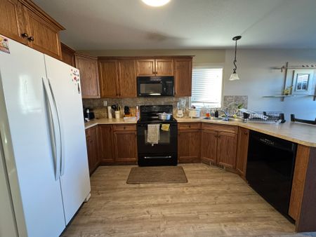 MODERN 4 BEDROOM FULL HOUSE IN BLACKFALDS! - Photo 5