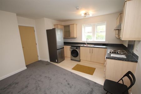 2 bedroom House Share to let - Photo 3