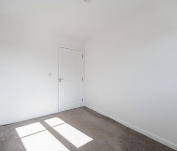 2 bedroom end of terrace house to rent - Photo 3