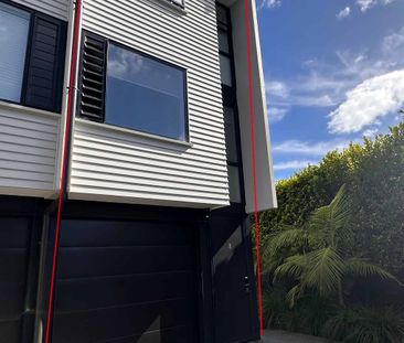 3 Level Modern Townhouse 3 Bedrooms & 2 Bathrooms - Photo 2