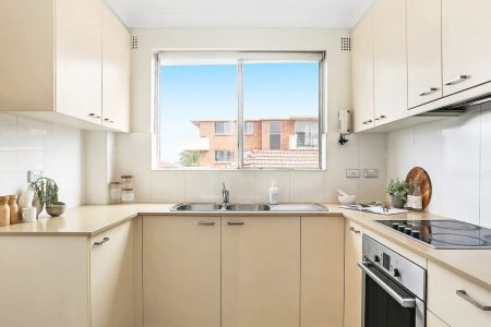 Spacious 2 bedroom apartment with ocean views - Photo 5