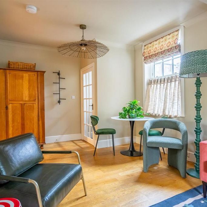 3 bedroom mews to rent - Photo 1