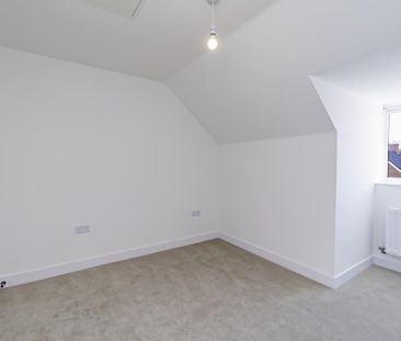 4 bedroom semi-detached house to rent - Photo 2