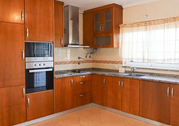 Floor of 2 bedroom villa, partially furnished and semi equipped in Requeixo!