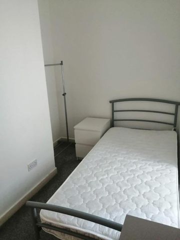 3 bedroom flat to rent - Photo 4