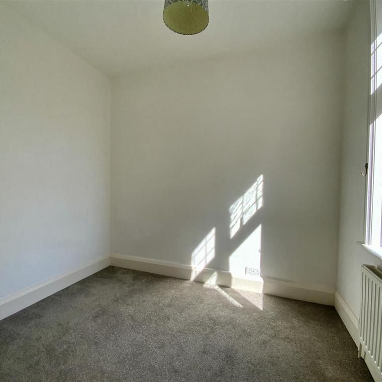 4 bedroom flat to rent - Photo 1