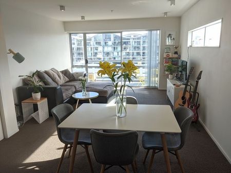 Chic 2BR Te Aro Haven w/ Balcony! - Photo 4