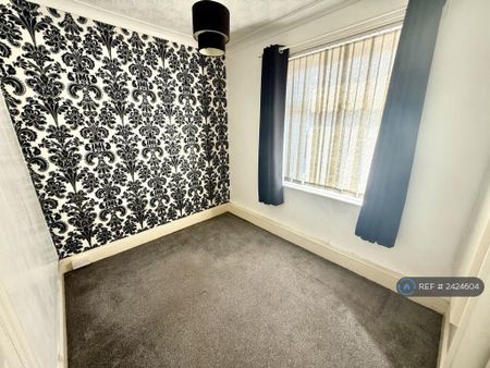 3 bedroom semi-detached house to rent - Photo 4