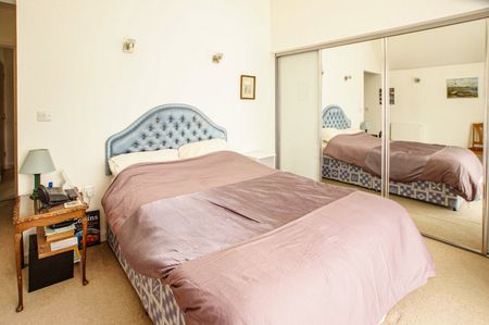 Elegant canalside townhouse in a private gated setting, offering refined living moments from Chichester city centre - Photo 2