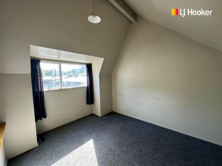 Tidy 4 bedrooom flat - Photo 2