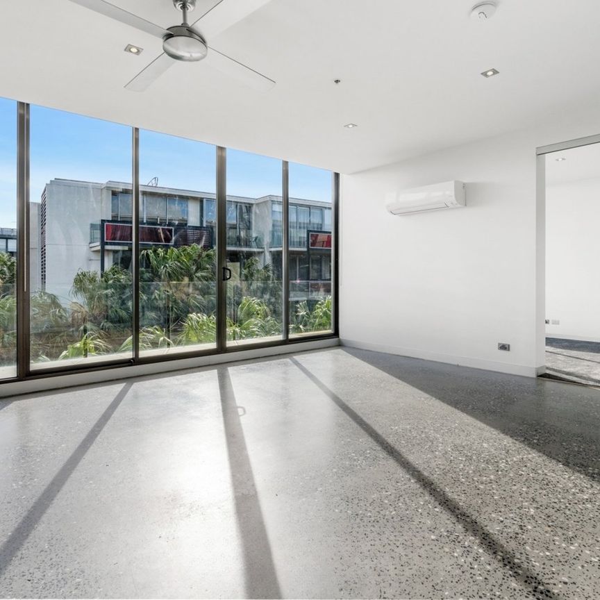 Sundrenched 2 Bed with Hotel Amenities - Photo 1