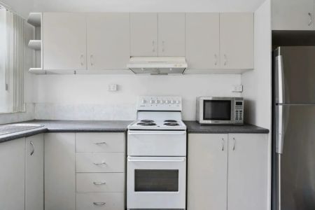 SPACIOUS TWO BEDROOM APARTMENT! - Photo 3