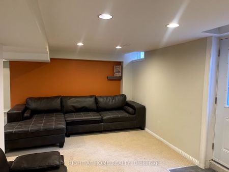 Detached Home For Lease | N8146826 - Photo 2