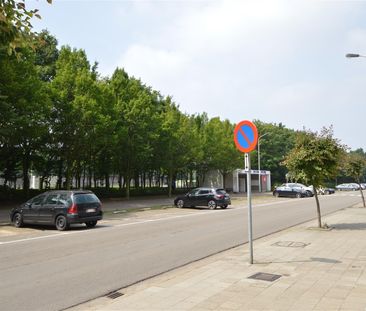 APPARTEMENT MET 2 SLAAPKAMERS EN GARAGE, MET ZICHT OP PARK - Photo 2