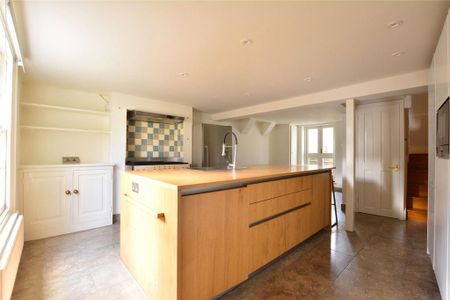 3 bedroom end of terrace house to rent - Photo 2