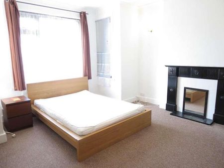 Bedroom Detached House In Winton, BH9 - Photo 2