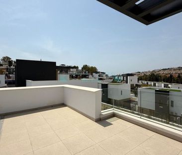 Semi Detached Villa for rent in Estepona - Photo 3