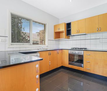 Three-Bedroom Single-Level Unit in Prime Location - Photo 4