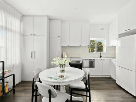 Bright 1 Bedroom Apartment ! - Photo 3