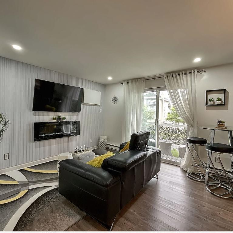 Condo entièrement meublé de A à Z, bien rénové - Photo 1