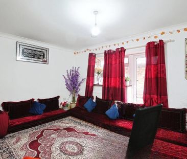 5 bedroom semi-detached house to rent - Photo 2