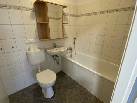 + Helle 3 Raum Wohnung mit Einbauküche im Erdgeschoss + - Photo 2
