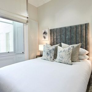 This charming ground-floor apartment is located in a private, well-maintained block and offers a perfect blend of comfort and character. - Photo 2